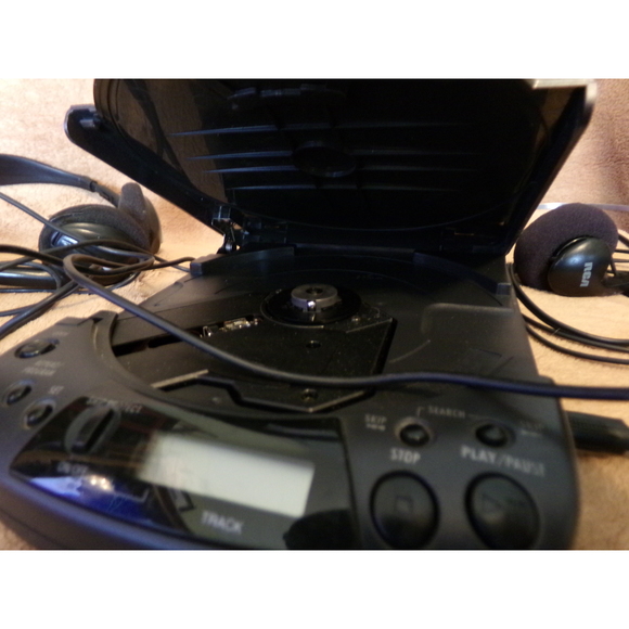 RCA Portable CD Player with ESP - Picture 7 of 9